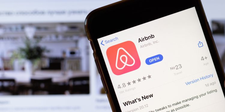 Airbnb stock price analysis after earnings: buy or sell?