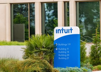 Intuit stock price gets oversold and cheap: is it safe to buy the dip?