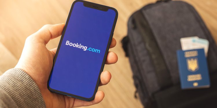 Booking Holdings stock crashes as a H&S pattern forms: buy the dip?